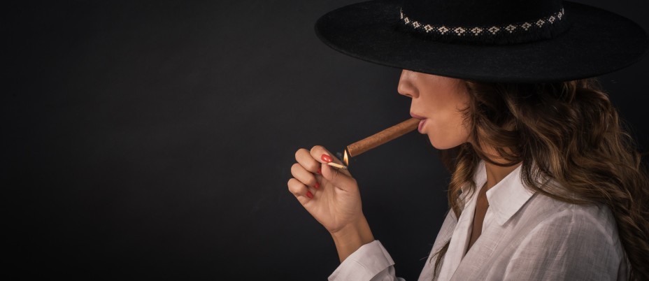 Tournez le cigare légèrement sur lui-même sur la flamme pour l'allumer.