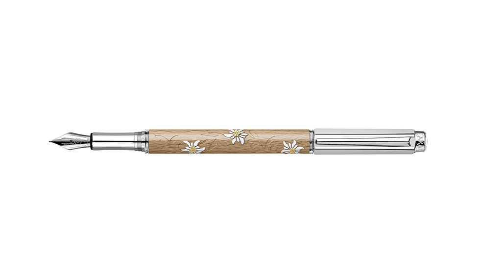 Varius™ Edelweiss de Caran d’Ache : Une Ode aux Sommets Suisses et à l’Écriture d’Exception - Aux Trois Archers