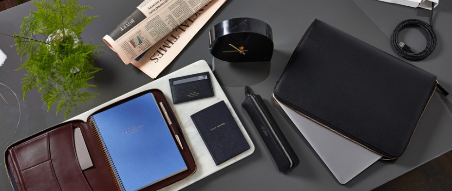 Smythson présente une large gamme de produits de maroquinerie d’un raffinement absolu.