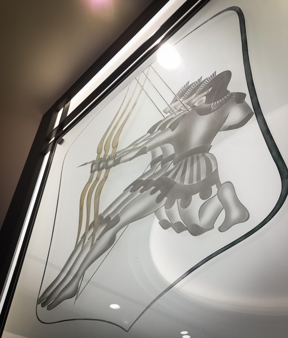 A l’entré de la boutique, on retrouve le verre original du magasin datant de 1955. 